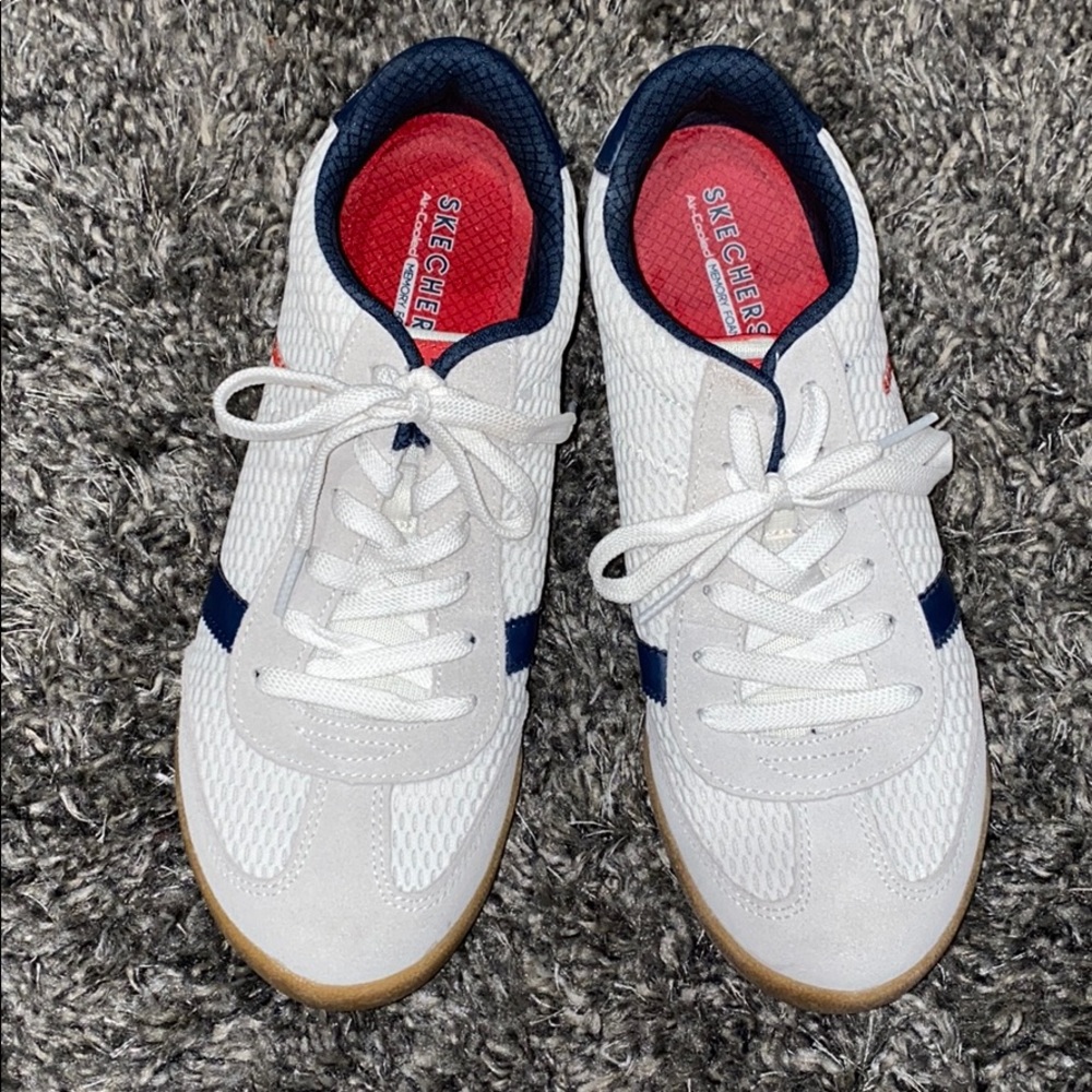 Sketchers tennis shoes